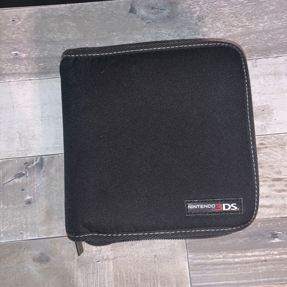 27 game pockets, zipper closure for entire case.